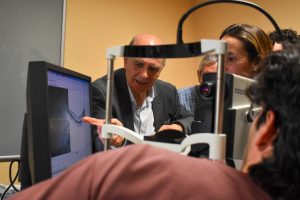 Eduardo Fernández enseñando el laboratorio